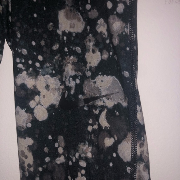 athletic women’s Nike leggings - Picture 2 of 3